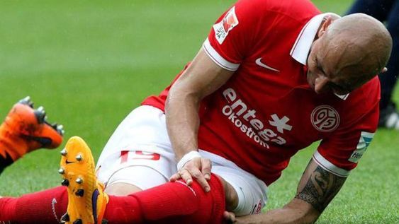 La peor lesión para un futbolista: se rompió la rodilla tras cruzarse con un rival