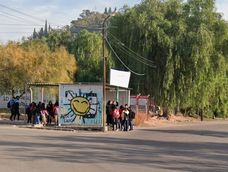 Con la baja frecuencia, los micros se llenan más rápido y los alumnos deben esperar o hacer trasbordos para llegar a sus casas.