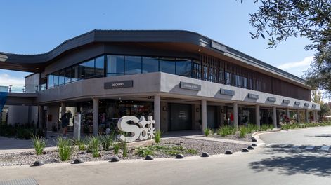 Un nuevo market en Mendoza combina locales comerciales, gastronomía y servicios.