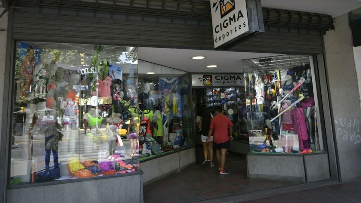 Hicieron un boquete en una casa de ropa deportiva y los detuvieron ...