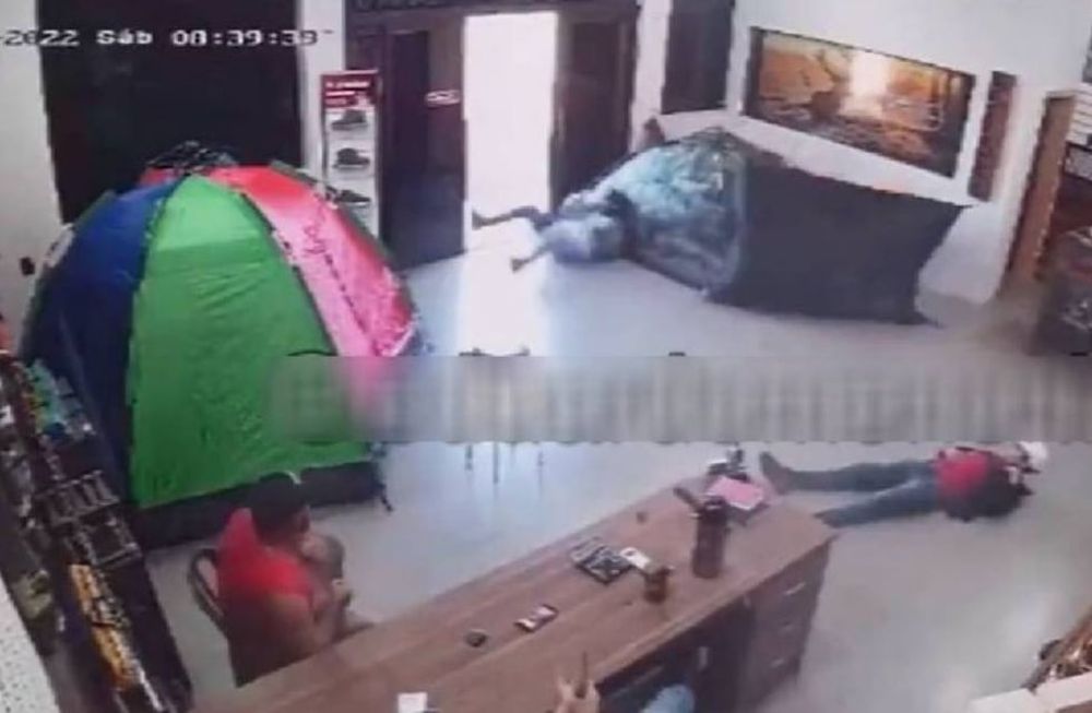 En casi 10 segundos ocurrió el ataque que dejó por lo menos, a uno de los dos ladrones heridos que quedó tirado en el piso. Gentileza: El Heraldo de México.