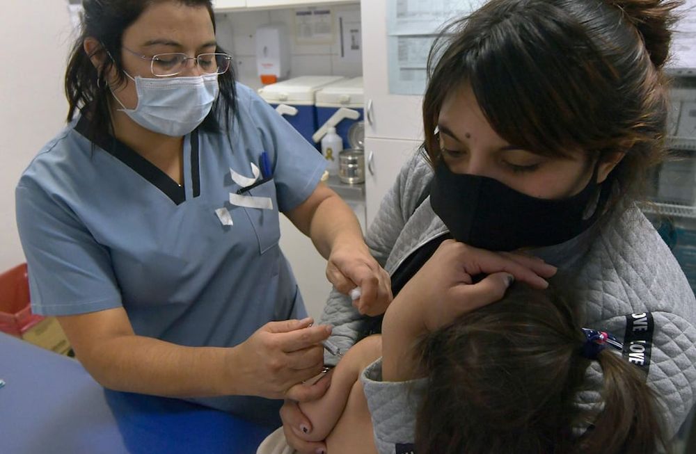 04 de abril  2022 SociedadPlan Nacional de VacunaciónComenzó hoy la primera vacunación antigripal que llegó en las últimas horas a la provincia de Mendoza, de un total de 28 mil dosis, serán destinadas, a partir de hoy, a los niños sanos de entre 6 y 24 meses, en el Hospital Humberto NottiFoto: Orlando Pelichotti / Los Andes