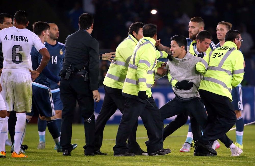 Un chico ingresó a la cancha para saludar a Leo Messi