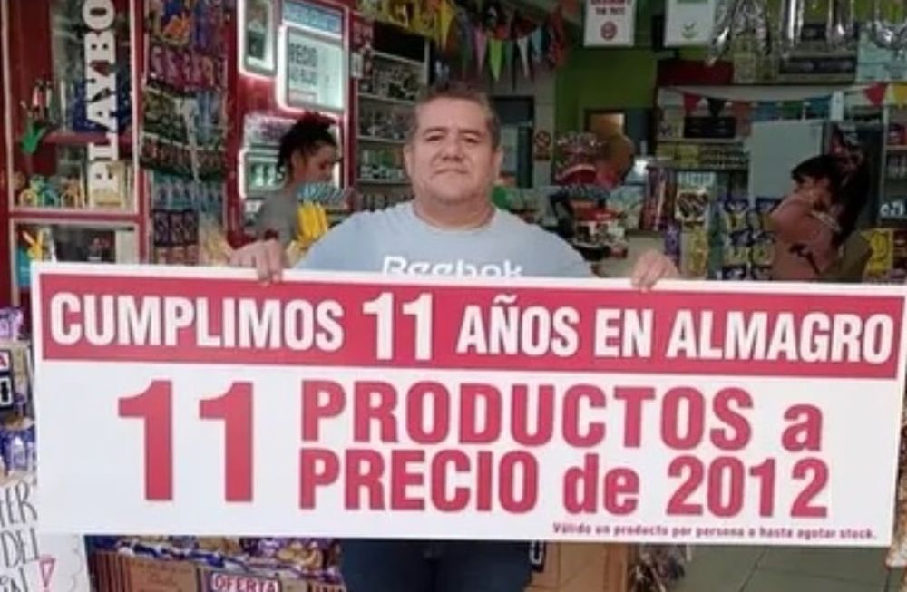 Con tan solo un billete de 20 pesos, los clientes podrán comprar un súper pancho o cinco golosinas diferentes. Foto: Claudio Páez / Redes