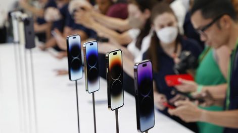 Periodistas e influencers exploran el Apple iPhone 14 Pro y el iPhone 14 Pro Max, que fueron dos de varios productos nuevos presentados durante un evento especial de Apple en el campus de Apple Park en Cupertino, California. Foto: EFE