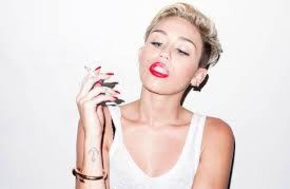 Le robaron  joyas y un Maserati a la cantante Miley Cyrus
