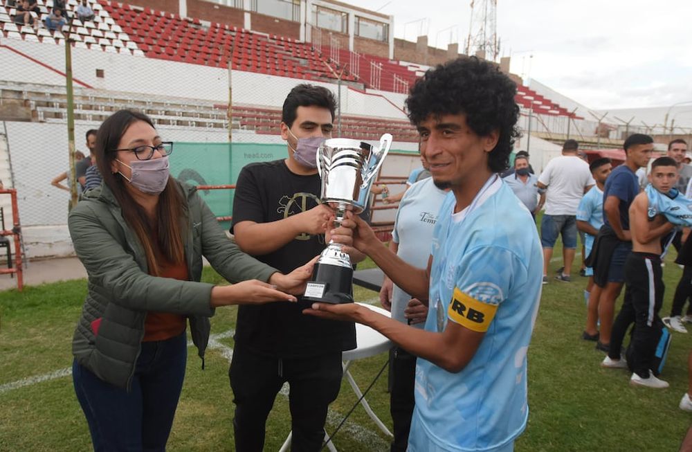 La pelota siempre al 10. Nico Arce recibe la Copa Guillermo Pereyra de parte de los familiares del ex titular del CEC. A los 36 años, el capitán de Gutiérrez sigue vigente. / Nicolás Ríos.