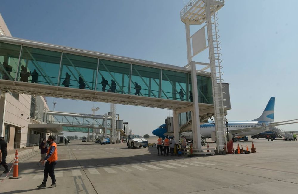Casi una novedad. Los primeros pasajeros que arribaron al aeropuerto luego de 217 días, en la manga. Foto: Orlando Pelichotti / Los Andes.