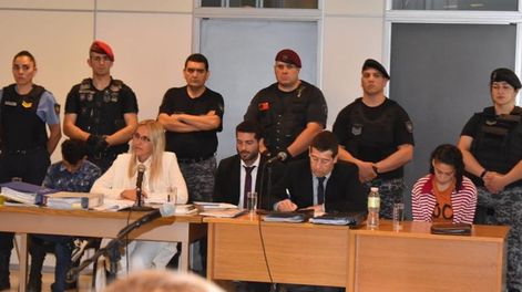 Juicio en La Pampa. La madre de Lucio Dupuy, Magdalena Espósito Valenti (campera a rayas); y su pareja, Abigail Páez (remera azul), acusadas del crimen. Foto: Télam