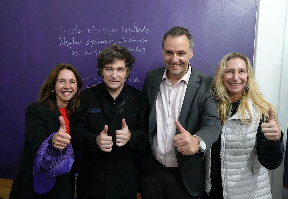 El presidente Javier Milei cuestionó hoy al Gobierno porteño al afirmar que en ese distrito no quieren bajar el gasto público, durante un acto de campaña que encabezó junto al vocero presidencial y candidato a legislador por La Libertad Avanza (LLA) Manuel Adorni.&nbsp;