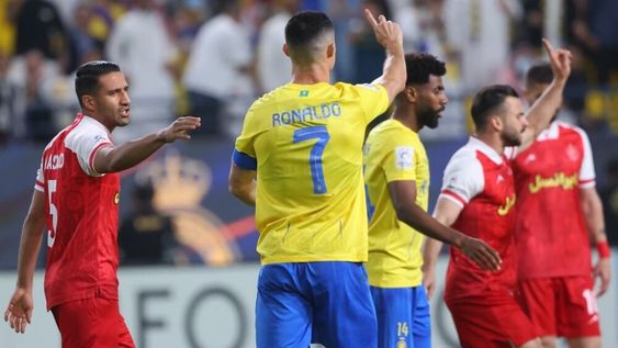 El astro portugués, Cristiano Ronaldo, le hace seña al árbitro que no fue infracción ni penal, en el partido que empataron sin goles los equipos, Al Nassr y Persepolis.