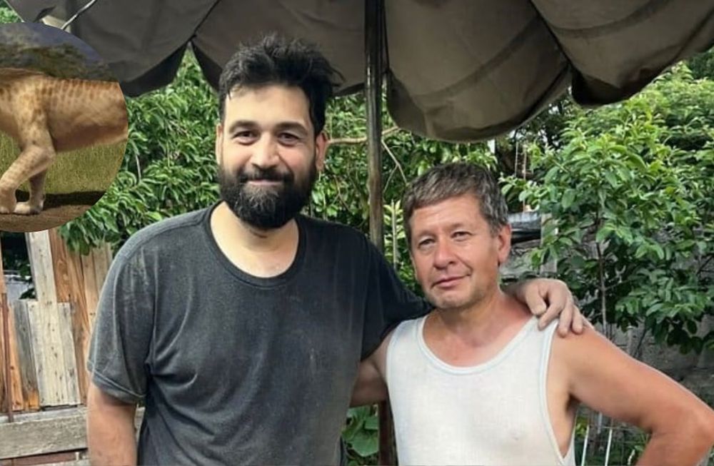 David Piazza, paleontólogo, junto a Marcelo Sena, el vecino que encontró el fósil. Foto: Gentileza