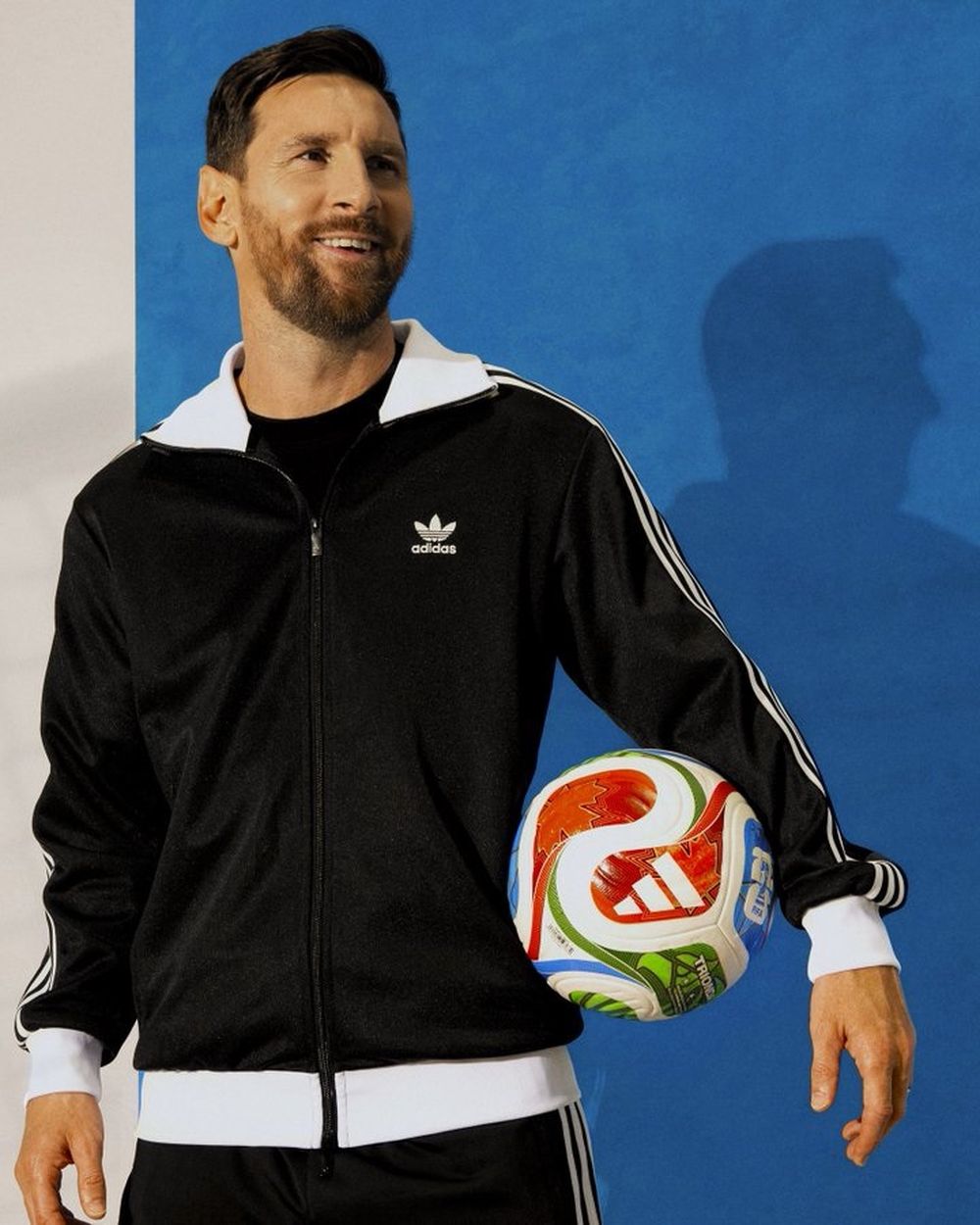 El capitán de la selección argentina con el nuevo balón mundialista