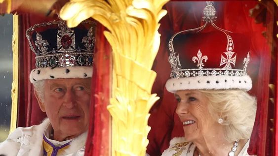 Carlos y Camilla viajando en la Carroza de Estado. / Foto: Gentileza