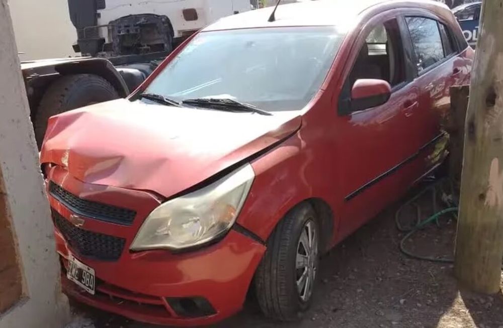 Uno de los autos chocados por el ladrón condendo.