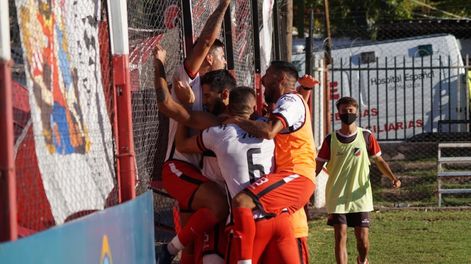 Lucas López el héroe. Ingresó y en la primera pelota que tocó le dio el triunfo al Cruzado. / Gentileza: Prensa CDM.