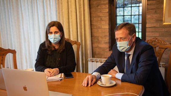 El gobernador de Mendoza Rodolfo Suárez y la ministra de Salud Ana María Nadal, en medio de una de las videoconferencias con autoridades nacionales por las medidas sanitarias de la pandemia.