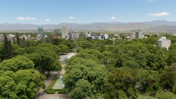 Verano en Mendoza. Se anunció para esta jornada aumento de temperatura, con probabilidad de precipitaciones aisladas hacia la noche. Foto: Orlando Pelichotti / Los Andes