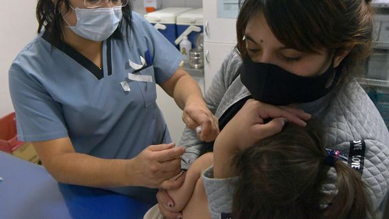 04 de abril  2022 SociedadPlan Nacional de VacunaciónComenzó hoy la primera vacunación antigripal que llegó en las últimas horas a la provincia de Mendoza, de un total de 28 mil dosis, serán destinadas, a partir de hoy, a los niños sanos de entre 6 y 24 meses, en el Hospital Humberto NottiFoto: Orlando Pelichotti / Los Andes