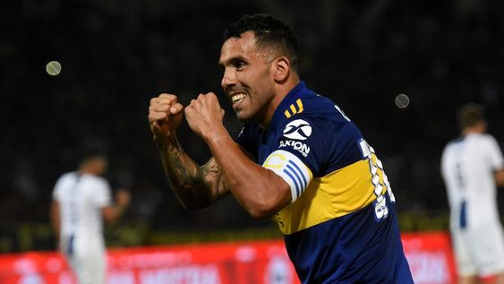 Carlitos Tevez habló con Riquelme el último domingo y el Apache seguirá en Boca un año más. / LOS ANDES.
