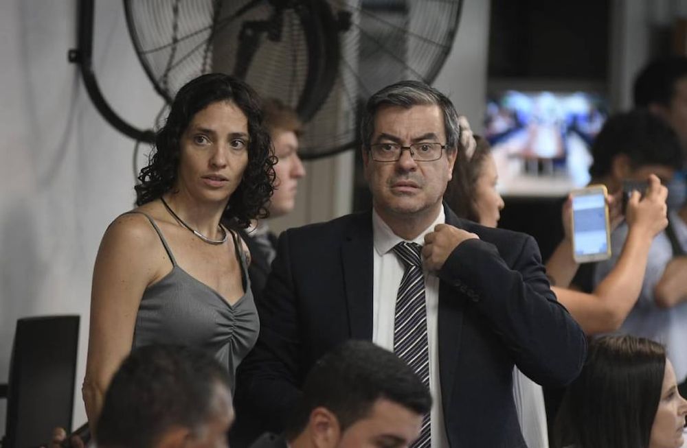 El jefe del bloque oficialista, Germán Martínez, y la secretaria parlamentaria, Paula Penacca (Foto: Federico López Claro)