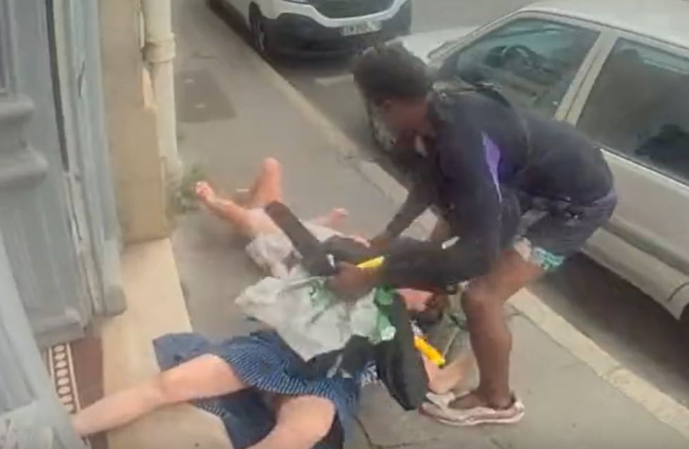 El ataque fue resgistrado por la cámara del portero - Captura de video