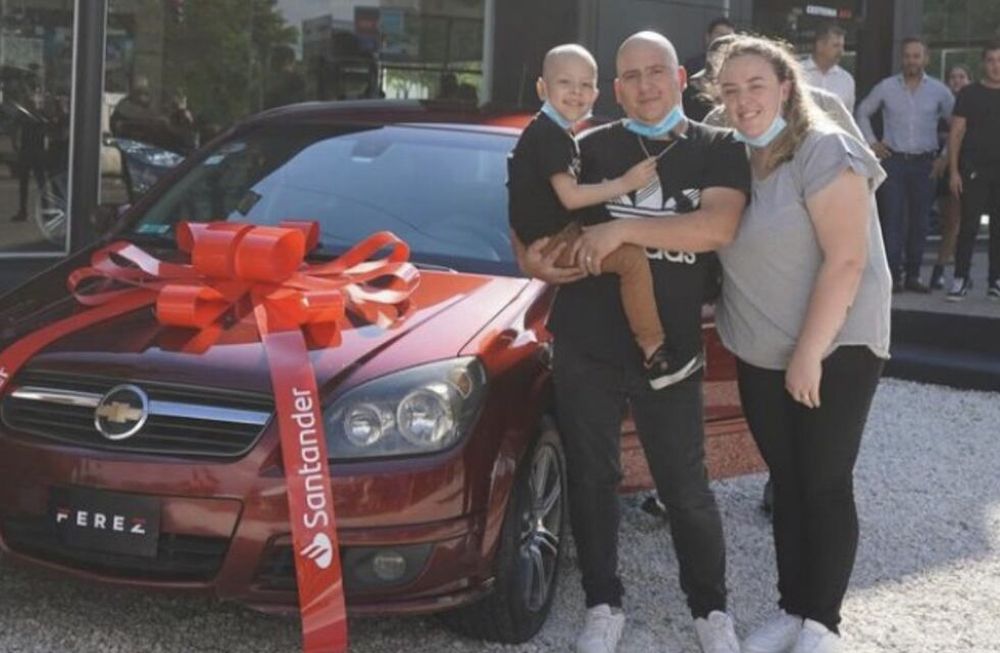 Paula y Marcelo, padres de Bruno, recibieron la gran sorpresa luego de que Juan Pablo Rodriguez, referente de la fundación Un tatuaje por sonrisa, se pusiera en contacto con una concesionaria, Foto: Gentileza