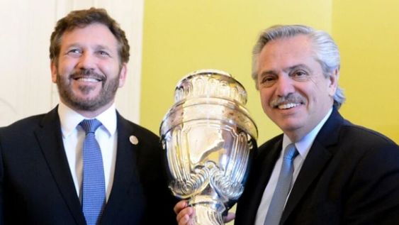 El presidente Alberto Fernández puso en duda la Copa América, mientras que el titular de la Conmebol, Alejandro Domínguez, aseguró que se jugará con o sin público. / archivo