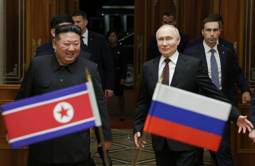El presidente de Rusia, Vladímir Putin (derecha), y el líder de Corea del Norte, Kim Jong Un, sonríe durante un encuentro en el Aeropuerto Internacional Sunan, a las afueras de Pyongyang, Corea del Norte, el 19 de junio de 2024. (Gavriil Grigorov, Sputnik, Kremlin Pool Foto vía AP)