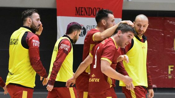 Juan Pablo Giordanino, Nico Díaz, Diego Koltes y Santi Barrera felicitan a Lucho González, una de la figura de la cancha junto a Agustín López en la ajustada victoria mendocina ante Río Grande. / Mariana Villa