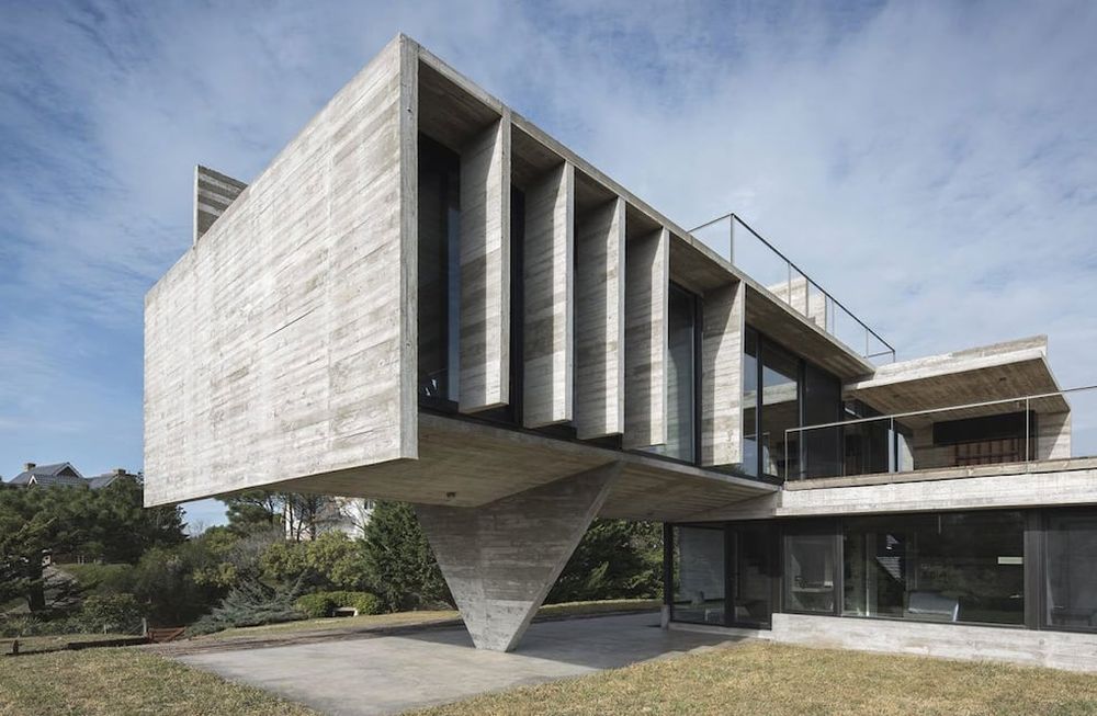 Una casa de hormigón que pende de un hilo