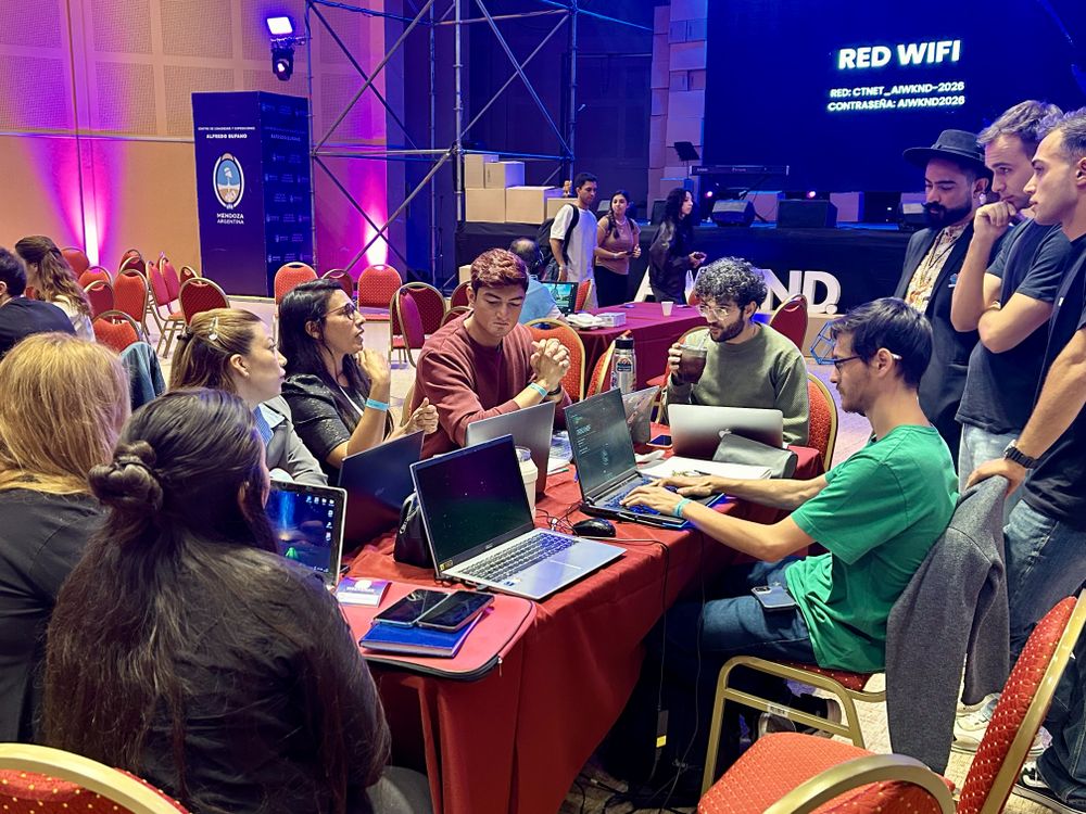 La hackatón fue uno de los grandes ejes de AI Weekend, con ideas en plena ebullición, trabajo colaborativo y proyectos que avanzaron durante todo el fin de semana.