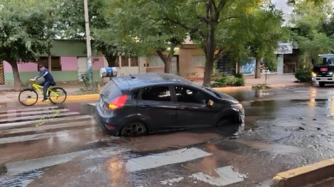Socavón en Guaymallén por una pérdida de agua subterránea.