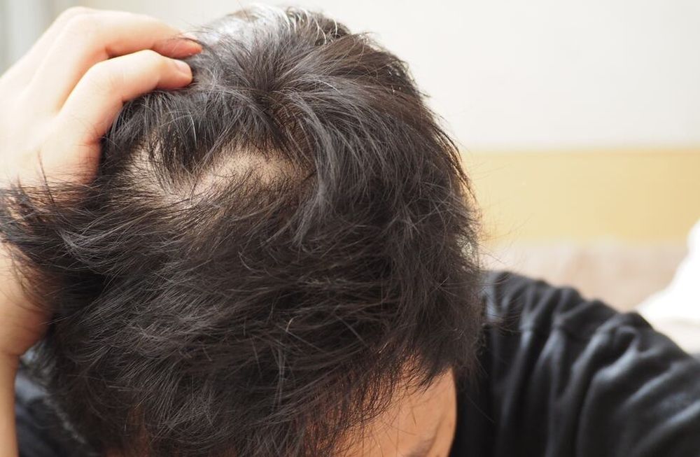 Una peluquería mendocina lanzó su propio “pelo en polvo” y el éxito fue rotundo