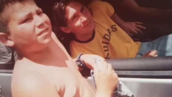 Una mujer le tomó una foto a un nene que no conocía junto a Messi y pasó una década hasta que pudo entregársela.