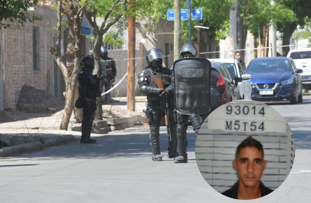Un importante operativo policial con efectivos de Infantería se instaló en el barrio San Martín tras el incidente. | Foto: Ignacio Blanco / Los Andes
