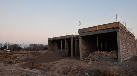 Los Andes | botín. Puertas, ventanas, vigas, materiales para la construcción y hasta cercos perimetrales son robados de los cientos de lotes. Foto: Mariana Villa / Los Andes