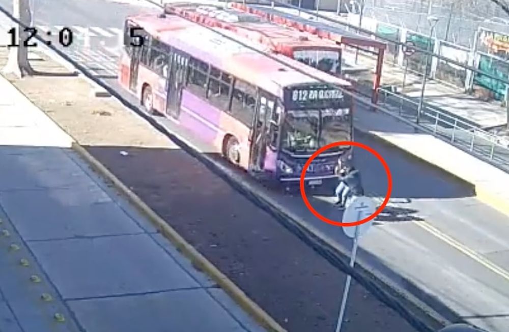 Un colectivo atropelló a dos personas en Guaymallén que quedaron en grave estado.