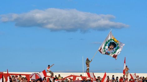 Flamea la bandera de Diego Maradona entre los fanáticos de San Martín, que festejan el ascenso al Federal. / Orlando Pelichotti