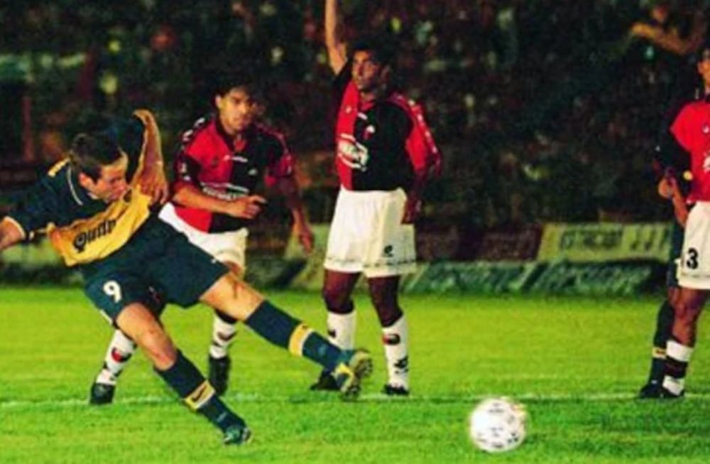 Martín Palermo convirtió su gol número 100 el 13 de noviembre de 1999 en Santa Fe y minutos antes se había cortado los ligamentos. / Gentileza.