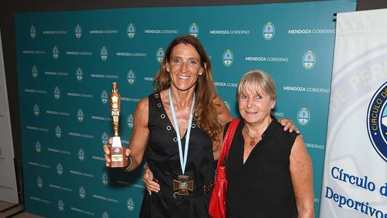 Premios Huarpes, reconocimiento a deportistas de MendozaLaura Horta, Montañismo, se quedó con la Cruz al MéritoLaura junto a su madre Maria Teresa GinerFoto:José Gutierrez / Los Andes