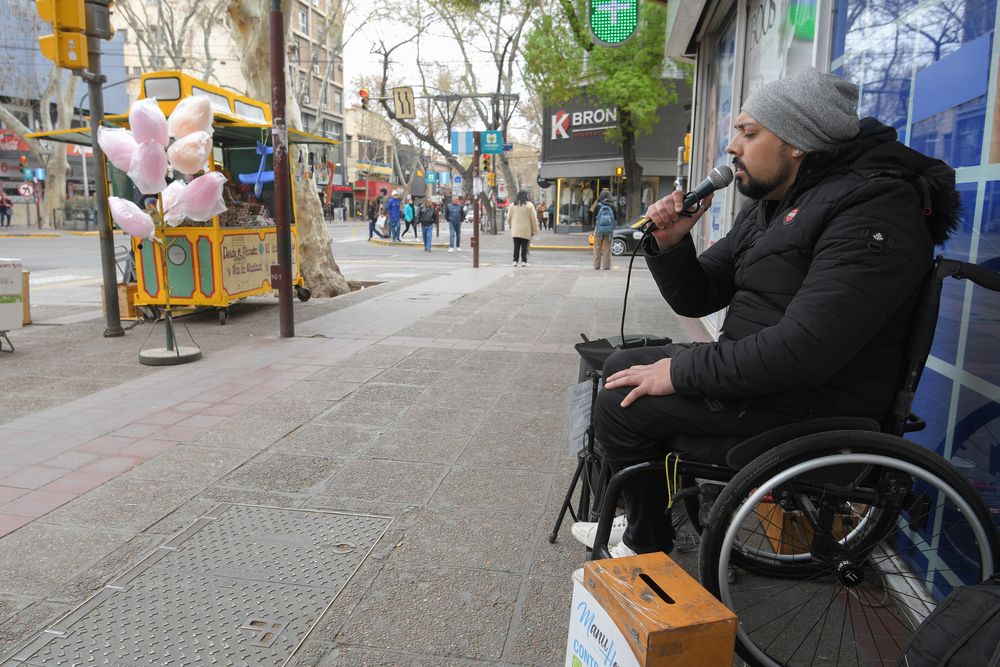 Manu Heredia es un cantante que quedó en silla de ruedas por un disparo que le dieron durante un asalto. Hoy es emprendedor y cantante callejero.