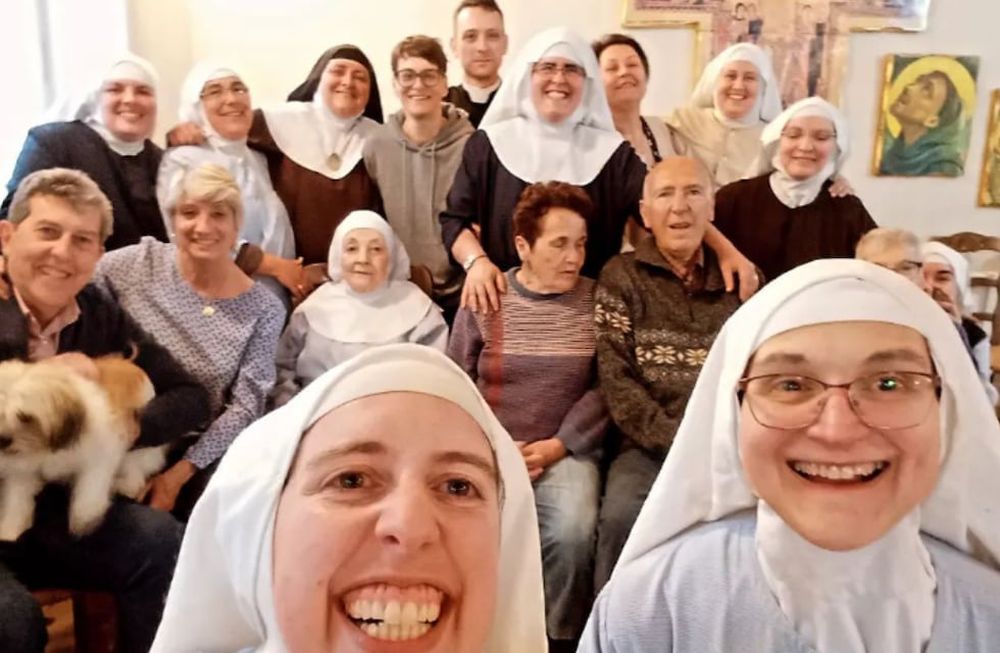 Hermanas llamadas cismáticas encerradas, secuestradas manipuladas y alejadas de sus familias, en una imagen en la que se las ve sonriendo, junto a su familia y con una descripción irónica, las monjas desmintieron estar retenidas en contra de su voluntad. Foto: Instagram / @tehagoluz