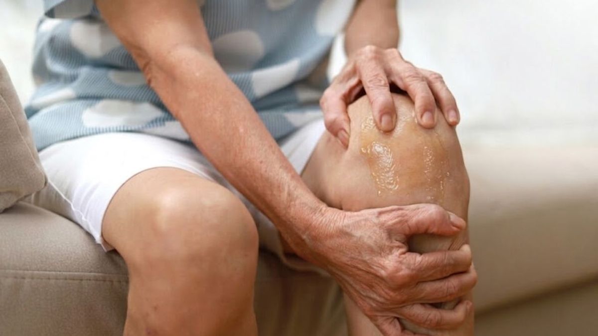 Frotarse las rodillas con vinagre antes de ducharse: por qué se recomienda y qué beneficios logra