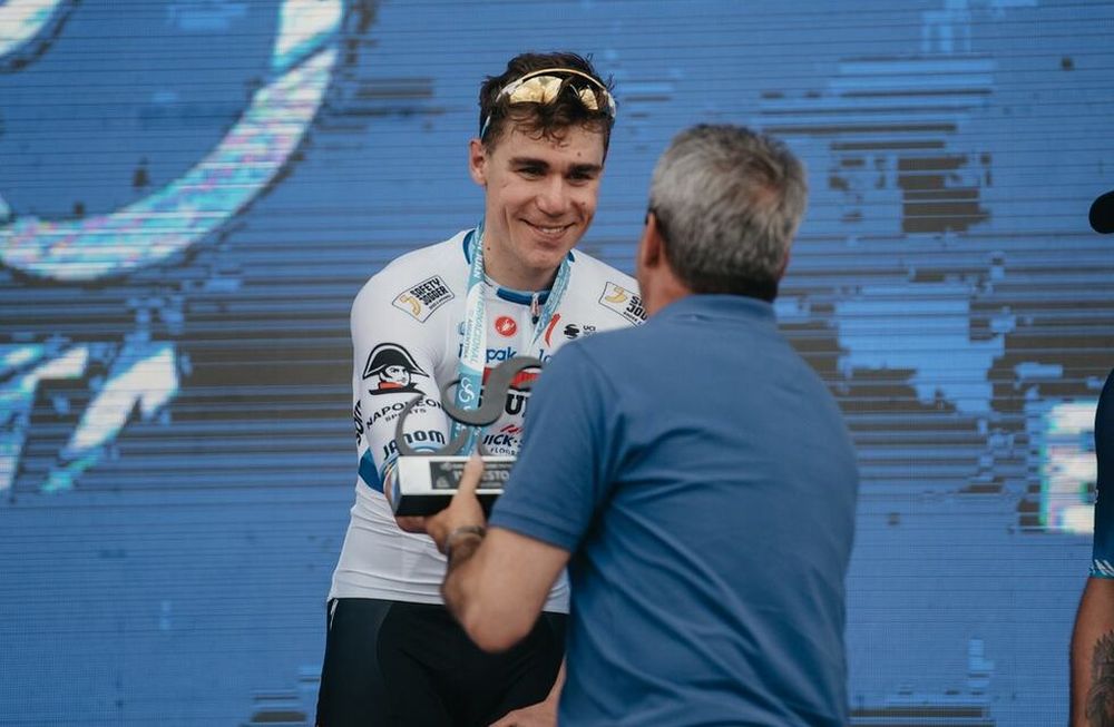 El gobernador Sergio Uñac premiando al ganador de la vuelta Fabio Jakobsen.
