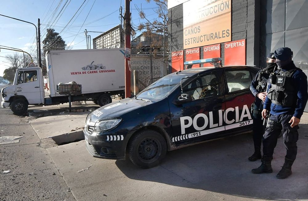 El sábado por la tarde un grupo de personas ingresó al local ubicado en Independencia y Álvarez Condarco - Foto Orlando Pelichotti / Los Andes