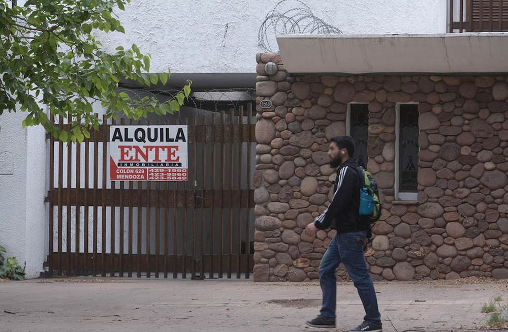 El número de operaciones en el mercado inmobiliario es bajo, debido al escaso número de propiedades y la caída del poder adquisitivo de los inquilinos. / Foto: Marcelo Rolland