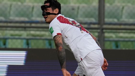 Gianluca Lapadula marcó el 1-0 parcial de Perú contra Venezuela, por la fecha 14 de las Eliminatorias Sudamericanas. De ganar, los de Gareca se meten en zona de clasificación. /AP