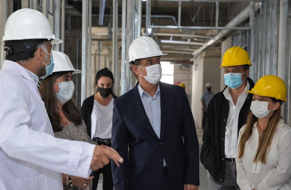 Rodolfo Suárez recorrió obras en el Hospital Central.