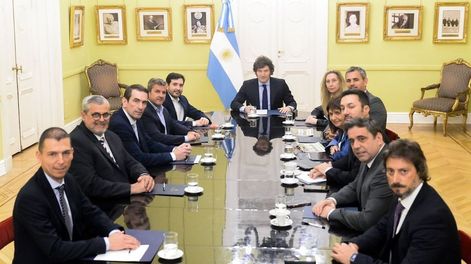 Los cinco diputados radicales que se reunieron con Milei previo al debate sobre el veto a la reforma previsional.
